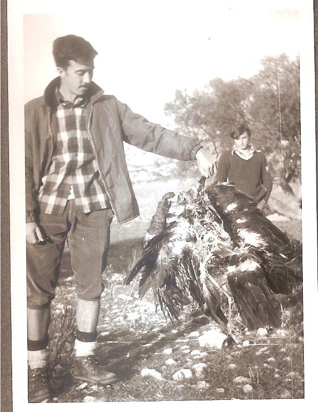 1975 Miquel Rayó i Joan Sastre després de recollir un voltor mort del niu del cingle des Pi